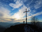41 Alla croce del Monte Gioco (1366 m) nei colori del tramonto 